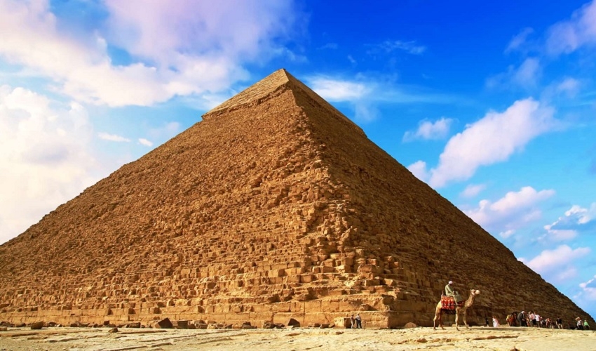 Pyramides de Gizeh depuis le port de Alexandrie