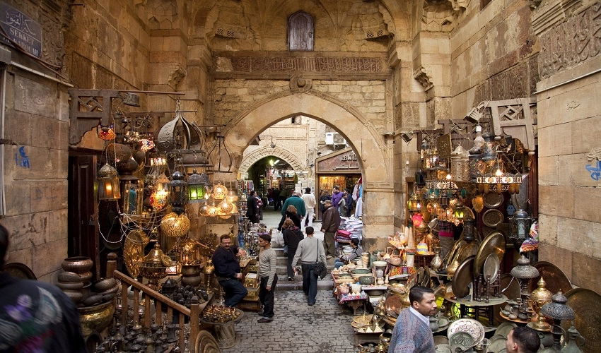 le bazar Khan El Khalili, le rivage du port d'Alexandrie au Caire